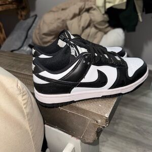 Nike Men's Black and White Low-Top Sneakers